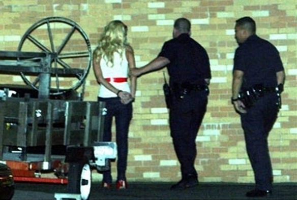 İşte Paris Hilton'un kelepçeli hali!!! Amerikan polisi affetmedi!!! Peki bizim ünlülere bu muamele yapılsa neler olur? - Resim: 1