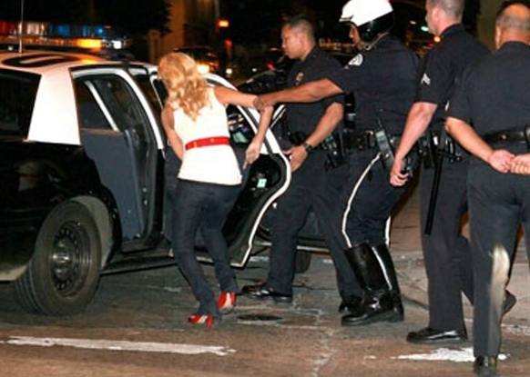 İşte Paris Hilton'un kelepçeli hali!!! Amerikan polisi affetmedi!!! Peki bizim ünlülere bu muamele yapılsa neler olur? - Resim: 2